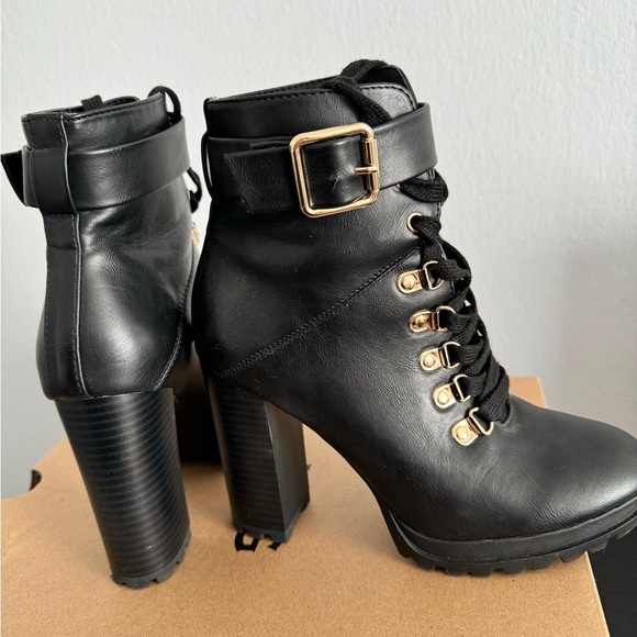 Boots size 7 - Picture 2 of 3